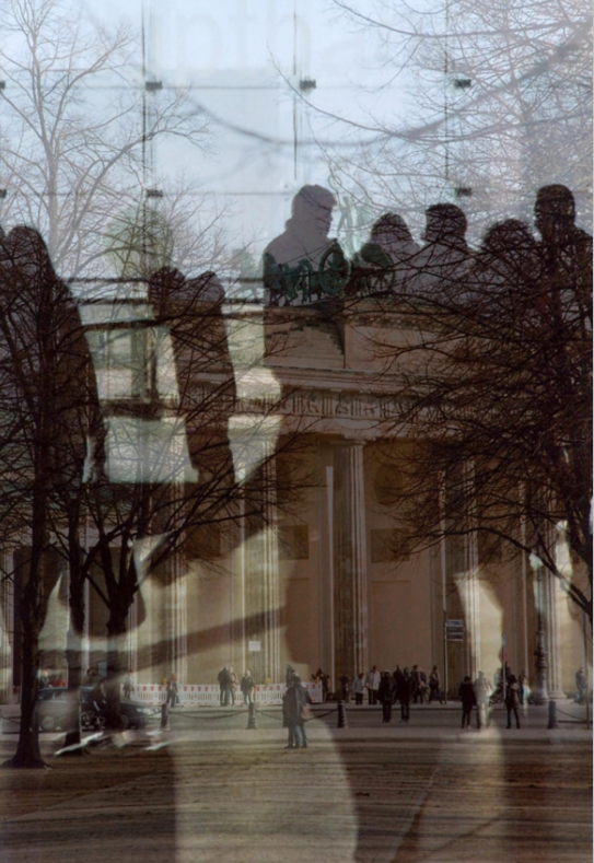 Fotomontage: Menschen vor dem Brandenburger Tor