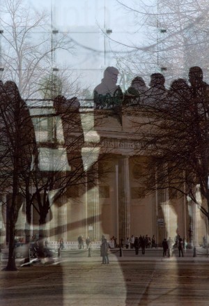 Fotomontage: Menschen vor dem Brandenburger Tor